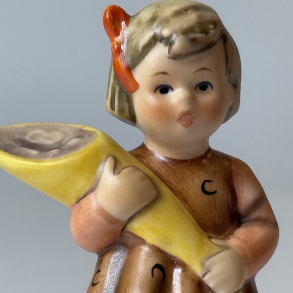 Goebel Hummel Figurine HUM 549 "A Sweet Offering" Orig Box - Hummel Club t90 - Picture 7 of 8